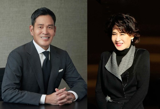 Shinsegae Group Chairman Chung Yong-jin (left) and Shinsegae Inc. Chairwoman Chung Yoo-kyung (Courtesy of Yonhap)