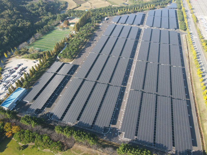 Solar　panels　at　Hyundai　Motor's　Asan　plant