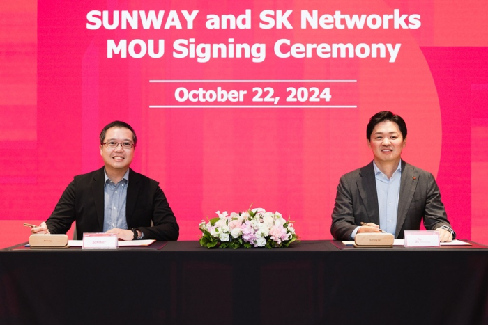 Sunway　Group　CEO　Evan　Cheah　(left)　and　SK　Networks　President　and　Chief　Operating　Officer　Choi　Sunghwan　pose　for　a　photo　after　signing　a　cooperation　agreement　in　Seoul　on　Oct.　22,　2024　(Courtesy　of　SK　Networks)