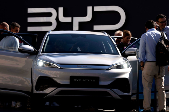 Visitors check out the China-made BYD ATTO 3 at the IAA motor show in Munich, Germany, on Sept. 8, 2023 (File photo by AP via Yonhap)
