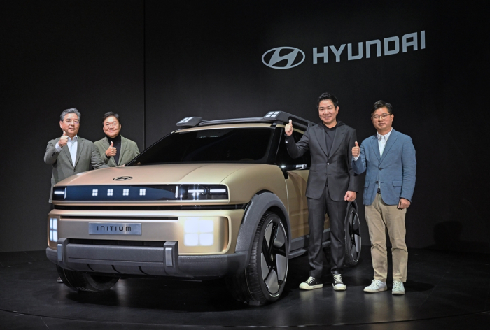 Hyundai　Motor　CEO　Chang　Jae-hoon　(left)　and　other　senior　executives　pose　for　a　photo　alongside　the　company's　Initium　FCEV　concept