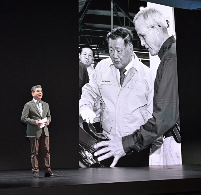 Hyundai　Motor　honorary　Chairman　Chung　Mong-koo　(center　in　background　photo)　initiated　the　automaker's　hydrogen　tech　development　27　years　ago
