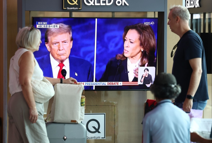 The　debate　between　US　Democratic　presidential　candidate　Kamala　Harris　and　Republican　candidate　Donald　Trump　is　broadcast　live　at　Seoul　Station　on　Sept.　11,　2024　(File　photo　by　Yonhap)