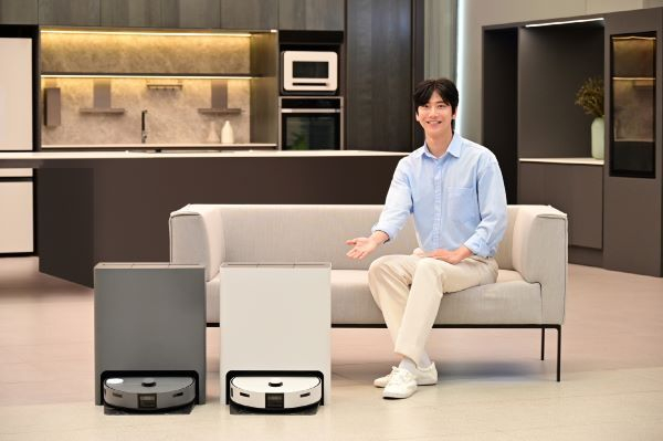 Samsung's robot vacuum cleaner, the Bespoke AI Steam