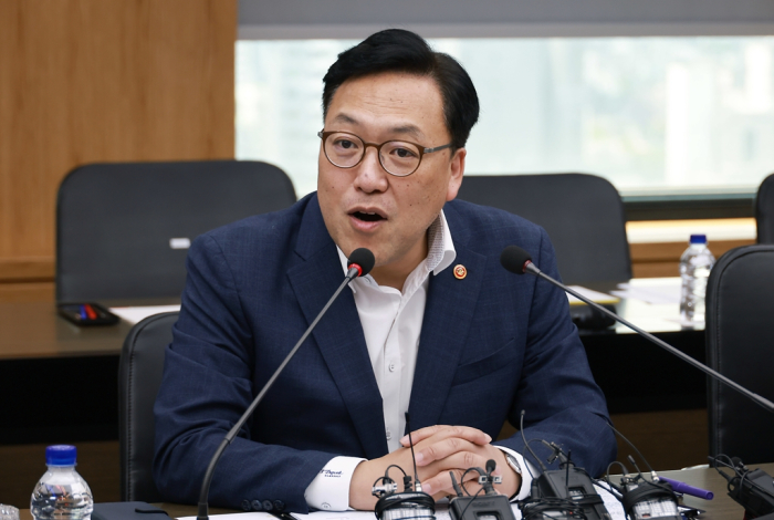 Financial Services Commission chief Kim Byoung-hwan vows to take measures to curb Korea's growing household debt