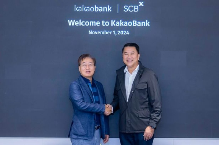 Yun Hoyoung, CEO of KakaoBank (left) and Arthid Nanthawithaya, CEO of SCBX