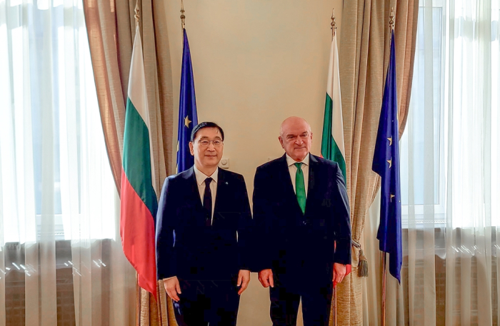 Hyundai　E&C　CEO　Yoon　Young-joon　(left)　and　Bulgarian　Prime　Minister　Dimitar　Glavchev　pose　for　a　photo　after　signing　a　nunclear　power　plant　design　contract　in　Sophia