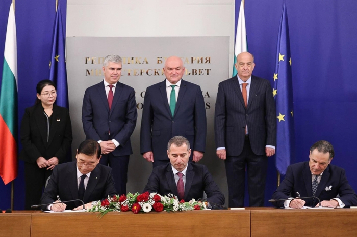 Hyundai　E&C　CEO　Yoon　Young-joon　(seated,　left)　and　officials　from　Bulgaria　and　Westinghouse　sign　an　engineering　contract　for　two　nculear　power　reactors　in　Sophia,　Bulgaria