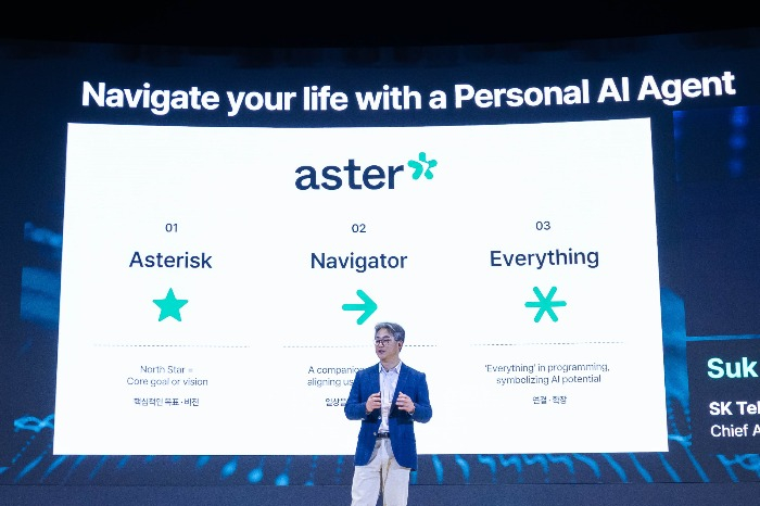 Chung　Suk-geun,　head　of　SK　Telecom’s　global　and　AI　tech　business,　gives　a　presentation　about　Aster　during　SK　AI　Summit　on　Nov.　5,　2024　(Courtesy　of　SK　Telecom)