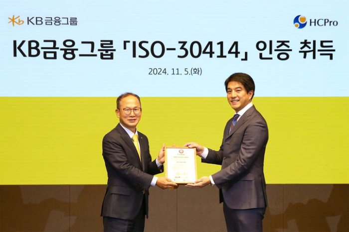 KB　Financial　Group　Chairman　Yang　Jong　Hee　(left)