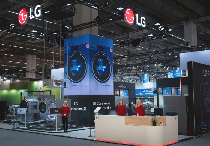 LG　showcases　a　new　lineup　of　AI-powered　large　commercial　washers　and　dryers　at　Texcare　International　2024　in　Frankfurt,　Germany