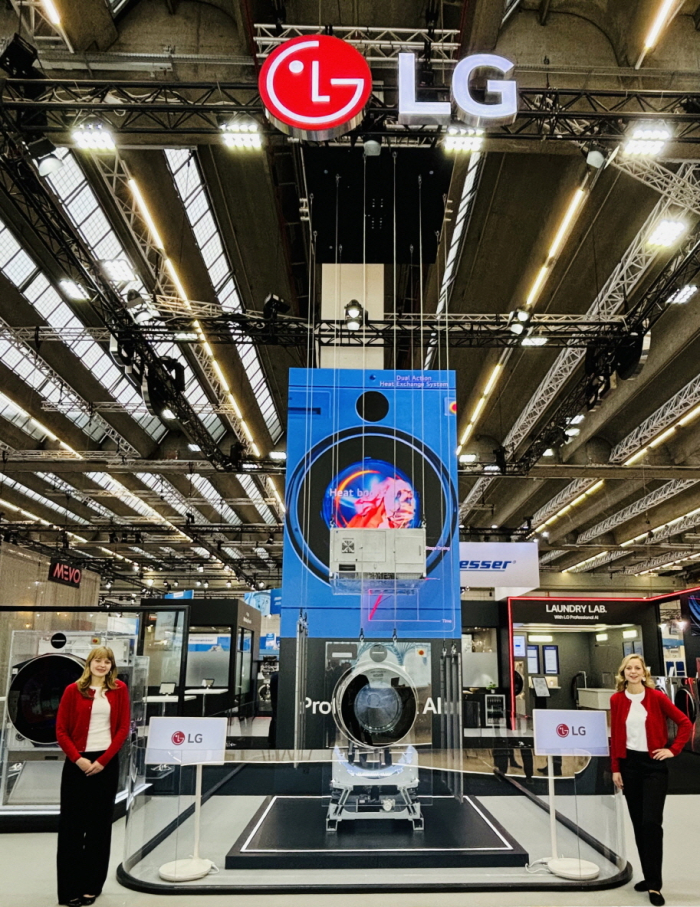 LG's　AI　technology　adopted　in　its　LG　Professional　Laundry　products　on　display　at　Texcare　International　2024　in　Frankfurt