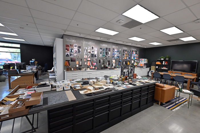 Inside　Hyundai　Design　and　Technical　Center　in　Irvine,　California