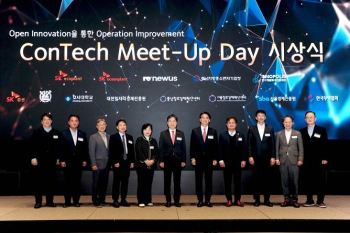 SK Ecoplant CEO Kim Hyung-keun (center) poses for a commemorative photo with award winners and representatives from co-hosting organizations