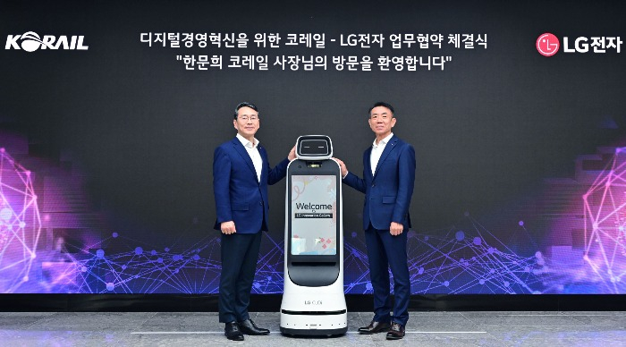 LG　Electronics　CEO　Cho　Joo-wan　(at　left)　and　Korail　CEO　Han　Moon-hee　pose　for　a　photo　after　signing　an　MOU　on　Nov.　8,　2024　(Courtesy　of　LG　Electronics) 