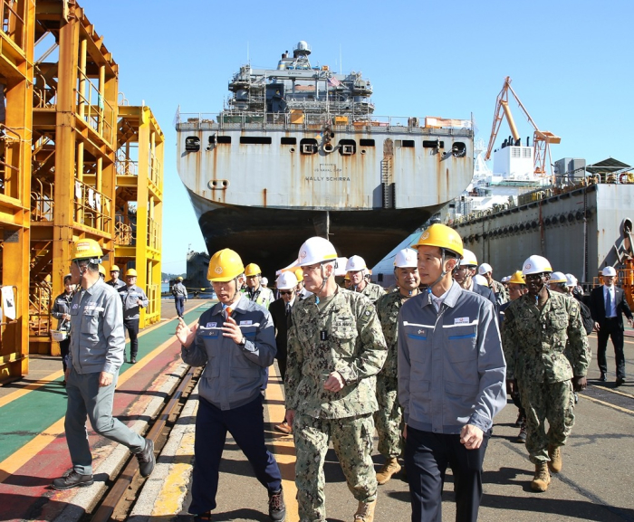 US　Pacific　Fleet　Commander　Admiral　Stephen　Koehler　(front,　center)　and　Hanwha　Group　Vice　Chairman　Kim　Dong-kwan　(front,　right)　visit　Hanwha　Ocean’s　shipyard　to　inspect　USNS　Wally　Schirra　on　Oct.　24,　2024　(File　photo　by　Hanwha　Ocean)