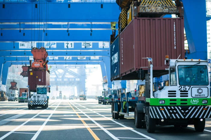 Trucks　carrying　container　boxes　to　the　PNC　Terminal　at　the　Port　of　Busan