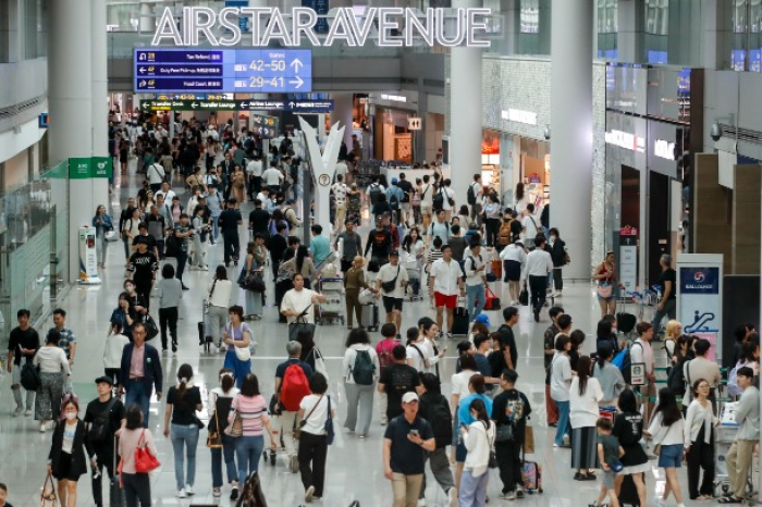 The　Airstar　Avenue　duty-free　shopping　district　inside　Incheon　International　Airport