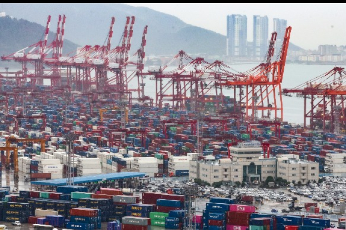 Container　port　in　Busan