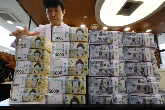 Korean　won　and　US　dollars　at　Hana　Bank　in　Seoul　(Courtesy　of　Yonhap)