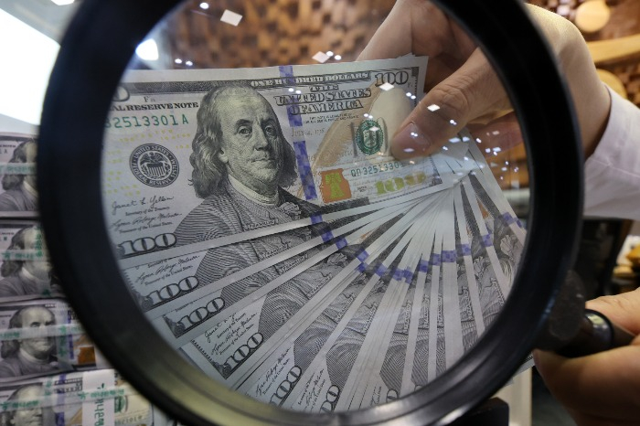 US　banknotes　at　Hana　Bank　(Courtesy　of　News1　Korea) 