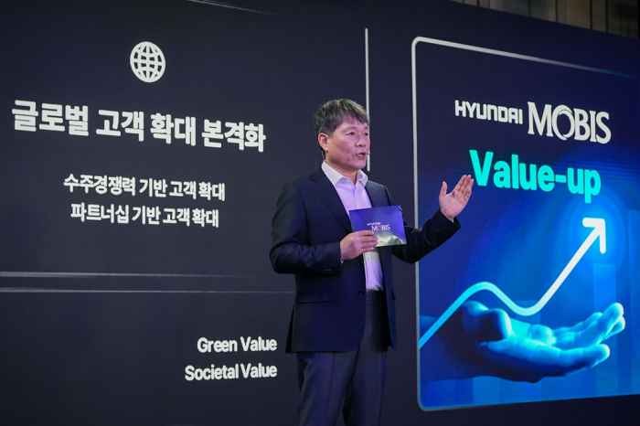Hyundai Mobis CEO Lee Gyu-suk unveils the company's long-term business strategy at the firm's CEO Investor Day 2024