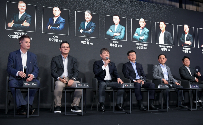 Hyundai Mobis CEO Lee Gyu-suk (third from left) answers an investor's question about the company's long-term business strategy at the CEO Investor Day