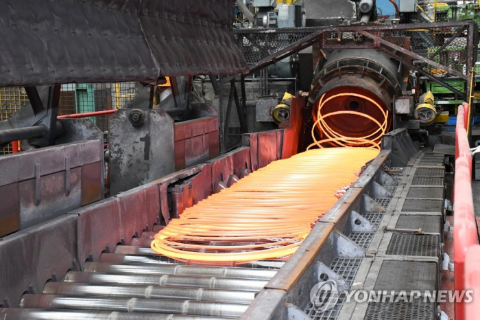 A wire rod mill at POSCO’s Pohang Steel Works (File photo by Yonhap)