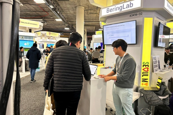 Co-CEO Kim explains Bering AI services at an exhibition (Courtesy of Bering Lab)
