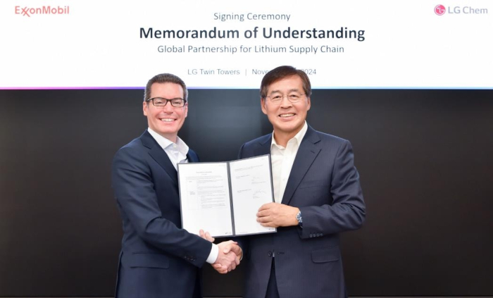 LG Chem CEO Shin Hak-cheol (right) shakes hands with ExxonMobil Low Carbon Solutions President Dan Ammann after signing an MOU on lithum supply