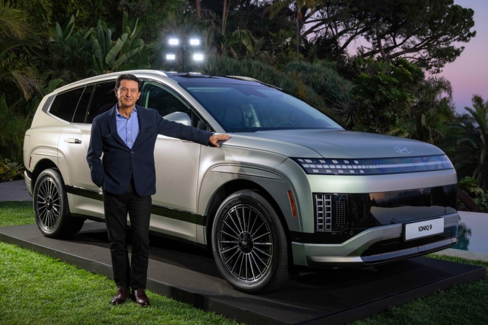 José　Muñoz,　Hyundai　Motor　Co.’s　global　chief　operating　officer　(COO)　and　head　of　North　and　South　American　operations,　poses　for　a　photo　with　the　IONIQ　9　on　Nov.　20,　2024　(Courtesy　of　Hyundai)
