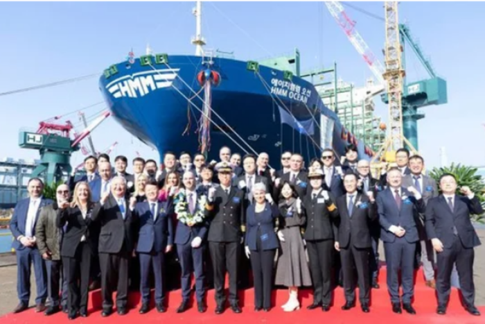 HMM introduces S.Korea's first LNG-powered vessels