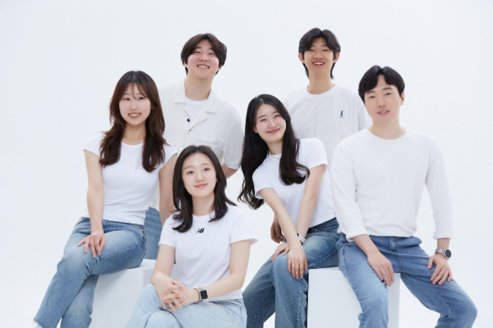 Munice　CEO　Shawny　Kwon　(front　row)　poses　for　a　photo　with　other　Munice　staff　mambers　(Courtesy　of　Munice) 