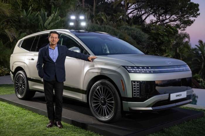 Hyundai　Motor　CEO　José　Muñoz　poses　in　front　of　the　IONIQ　9　electric　SUV