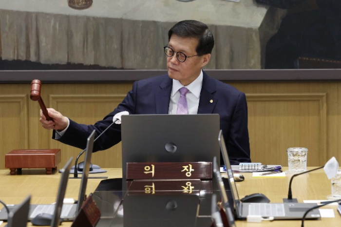 BOK　Governor　Rhee　Chang-yong　at　a　central　bank　monetary　policy　meeting 