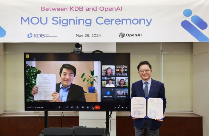 Kang　Seok-hoon,　Chairman　of　Korea　Development　Bank　(right)　and　Jason　Kwon,　OpenAI　Chief　Strategy　Officer
