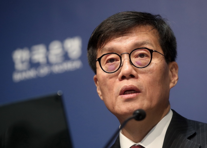 Bank　of　Korea　Governor　Rhee　Chang-yong　speaks　to　reporters　after　the　central　bank　unexpectedly　cuts　interest　rates　on　Nov.　28,　2024　(Press　pool　photo)