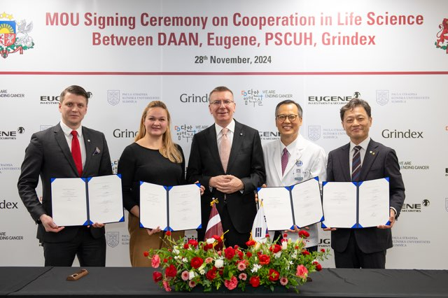 Edgars Rinkēvičs, President of Latvia (center) and Cho Byung-chul, director of Daan Cancer Laboratory (fourth from left)