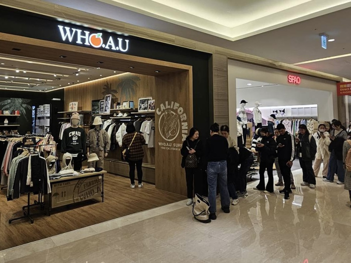 Foreign　tourists　queue　up　at　Shilla　Duty　Free's　WHO.A.U　outlet　in　Yongsan,　Seoul　(Courtesy　of　E-Land　World)