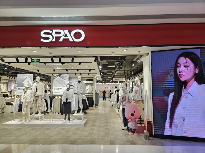 A　SPAO　brand　store　in　a　Shanghai　shopping　mall　(Courtesy　of　E-Land)