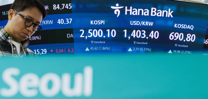 The　foreign　exchange　dealing　room　at　Hana　Bank　in　Seoul
