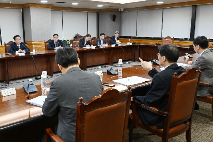 The country's finance minister holds an emergency meeting with the chiefs of FSS and FSC on Dec. 4, 2024 (Courtesy of Yonhap)