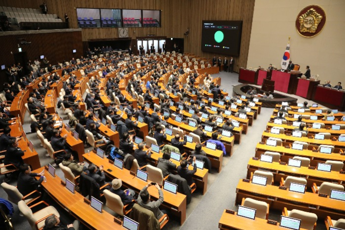 South Korean lawmakers in Parliament after voting to repeal the martial law decree on Dec. 4, 2024 (News1 Korea)