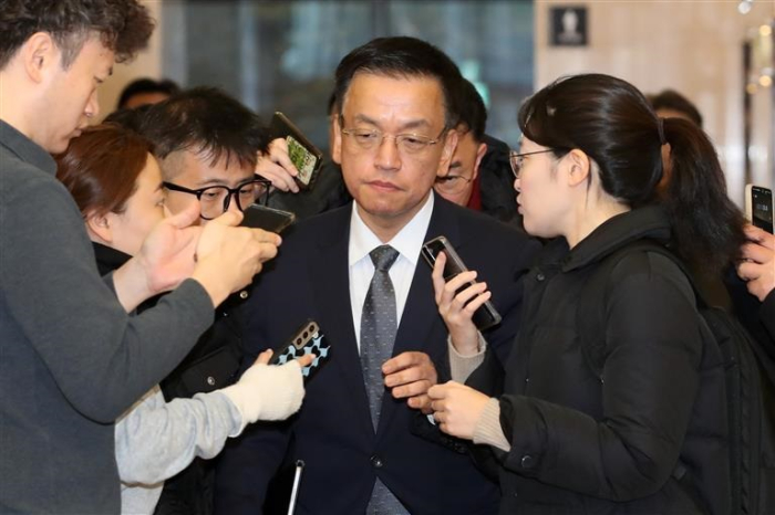 Finance Minister Choi Sang-mok convened an emergency meeting with chiefs of financial regulators and the Bank of Korea after the martial law was lifted