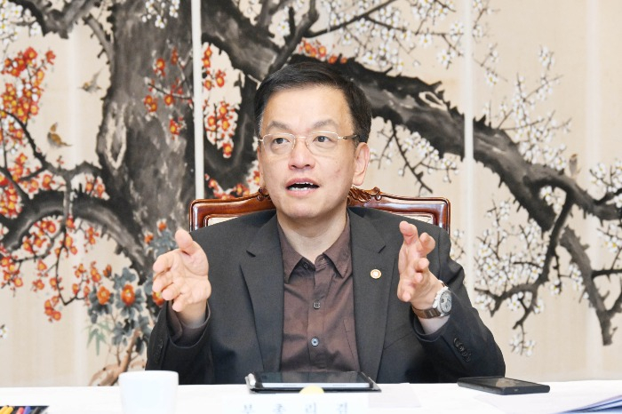Finance　Minister　Choi　Sang-mok　(Courtesy　of　the　Ministry　of　Economy　and　Finance)