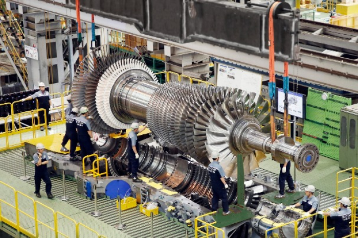 Doosan Enerbility employees manufacture a gas turbine (Courtesy of Doosan Enerbility)