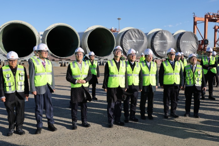 South Korean government officials, including Prime Minister Han Duck-soo (center), inspect an offshore wind turbine construction site in Mokpo, South Jeolla Province on Nov. 18, 2024 (Courtesy of Yonhap)
