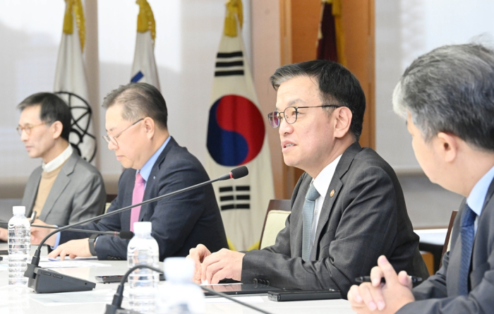 Finance Minister Choi Sang-mok (third from left) holds a meeting with foreign investors to discuss the country's business conditions in the wake of the botched martial law declaration