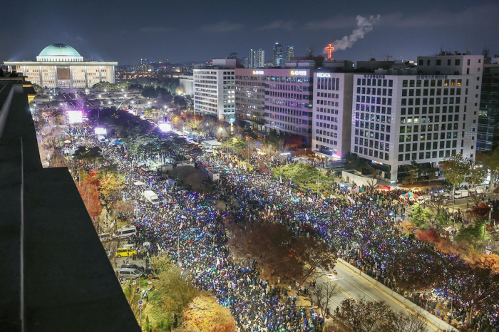 Protesters demanding President Yoon Suk Yeol's impeachment and resignation in front of the National Assembly in Seoul on Dec. 7, 2024 (Courtesy of News1 Korea)