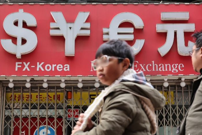 A foreign exchange counter in Myeong-dong, Seoul (Courtesy of Yonhap)